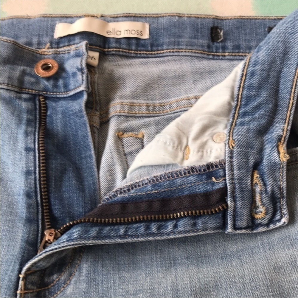 Elle Moss Jordan High Waist Straight Leg Raw Hem Jeans Light Wash - Picture 4 of 15